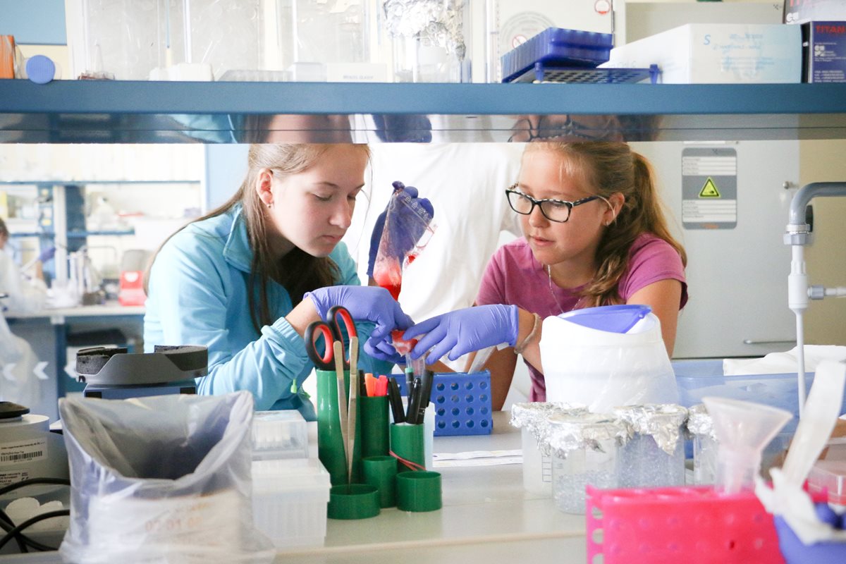 Pevnost poznání organizuje netradiční tábory na podporu nadaných dětí. Ty navštívily i olomoucké pracoviště ÚEB