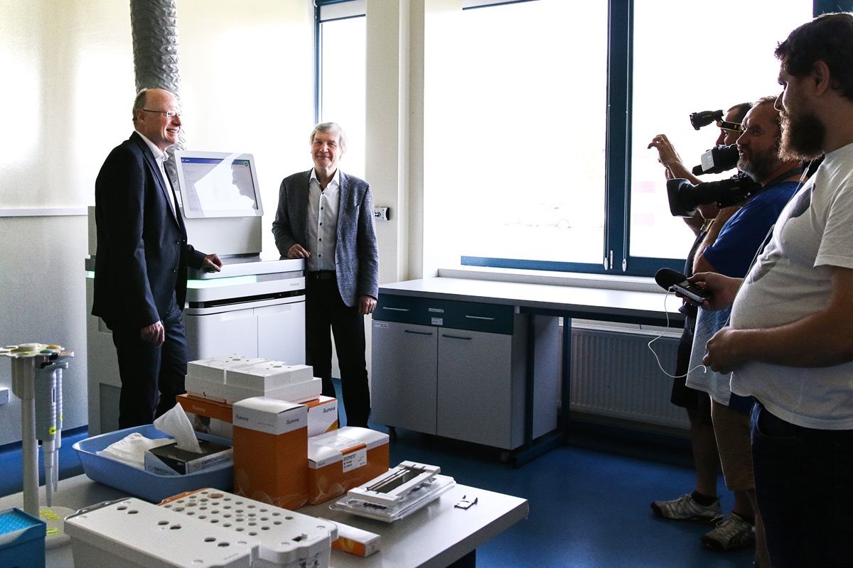 V novém sekvenačním centru v naší laboratoře natáčela Česká televize